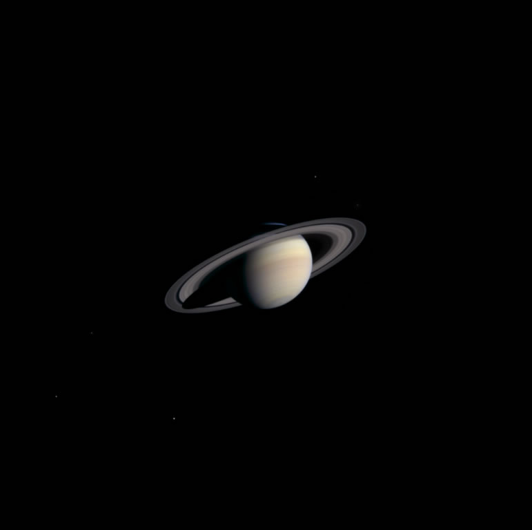 Сатурн с расстояния 111,4 млн км.