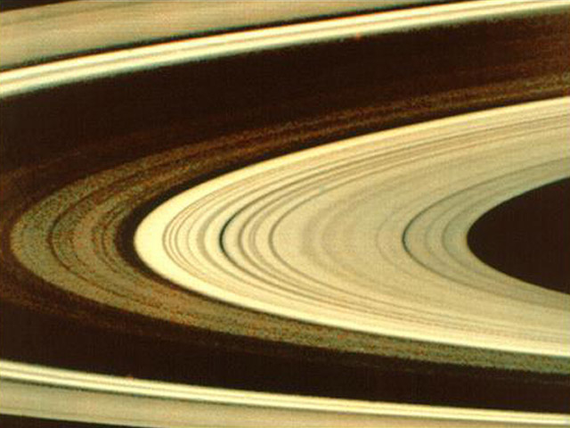 Вид колец Сатурна снизу (расстояние 640000 км)